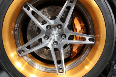  Cracow, Polonya - 18 Mayıs 2019: Cracow Polonya'daki Moto Show'da krom araba tekerleği görüntülendi. Katılımcılar otomotiv endüstrisinin en ilginç yönlerini sunarlar