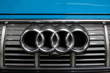  Cracow, Polonya - 18 Mayıs 2019: Cracow Polonya Moto Show'da görüntülenen Toyota araba Audi metalik logosu closeup. Katılımcılar otomotiv endüstrisinin en ilginç yönlerini sunarlar