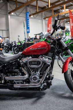  Cracow, Polonya-Mayıs 18, 2019: Harley Davidson motosiklet Krakow Moto Show 'da gösterilir. Polonya. Katılımcı otomotiv endüstrisinin en ilginç yönlerini sunlar