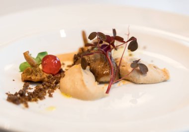 mutfak sanat eseri. Kaz ciğeri ve mantar. Göz ve damak için bir bayram