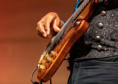 Caz Gitaristi Konser'de sahnede. Gitarın yakın çekim