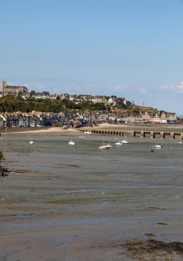 Cancale 'in ünlü istiridye üretim kasabası Brittany, Fransa' da sahilde karada kayıklar.,