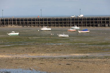 Cancale 'in ünlü istiridye üretim kasabası Brittany, Fransa' da sahilde karada kayıklar.,