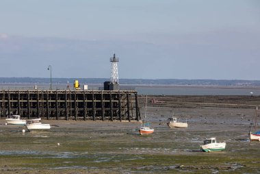 Cancale 'in ünlü istiridye üretim kasabası Brittany, Fransa' da sahilde karada kayıklar.,