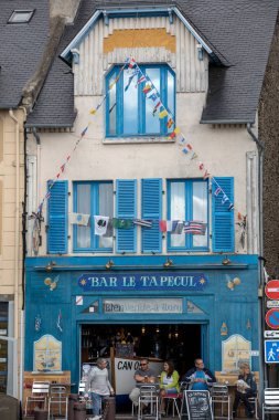 Cancale, Fransa-15 Eylül 2018: Canacle 'daki ana sokakta bulunan barlar ve restoranlar lezzetli balık ve deniz ürünleri ile ünlüdür. Brittany, Fransa
