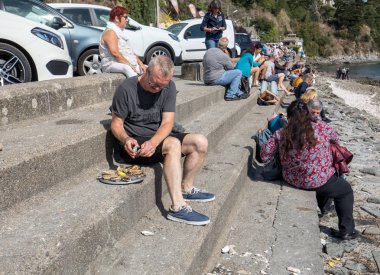Cancale, Fransa - 15 Eylül 2018: Cancale, Brittany, Fransa 'da deniz kenarında istiridye yiyen insanlar