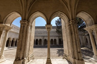 Arles, Fransa - 27 Haziran 2017: Romanesk kilise, Saint Trophime Katedrali Arles Cloisters. Provence, Fransa