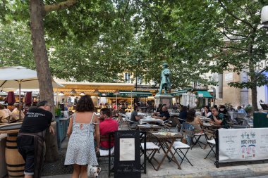 Arles, Fransa - 24 Haziran 2017: Place du Forum, Arles, Provence, Fransa'da bir kafede oturan insanlar.