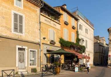 Arles, Fransa - 24 Haziran 2017: Cafe ve Provence Güney Fransa eski kasaba Arles restautants.