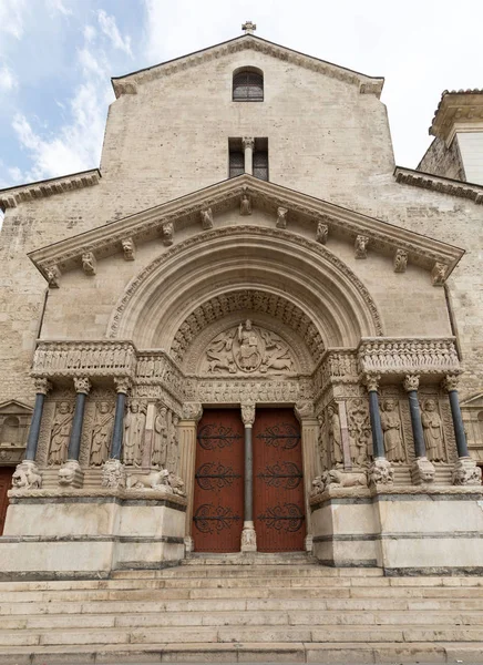 法国阿尔勒圣特罗维姆大教堂西面的立面 Bouches Rhone — 图库照片
