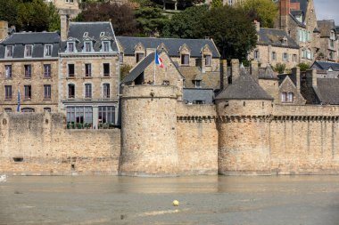 Le Mont-Saint-Michel, Fransa - 13 Eylül 2018: Le Mont Saint-Michel, Fransa 'nın gel-git döneminde Fransa' nın Normandiya şehrinde bir gelgit adasında ortaçağ manastırı ve köyü.