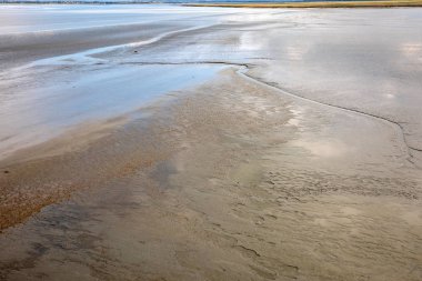 Fransa, Normandiya 'da Mont Saint Michel' in önündeki körfezde gelgit var..