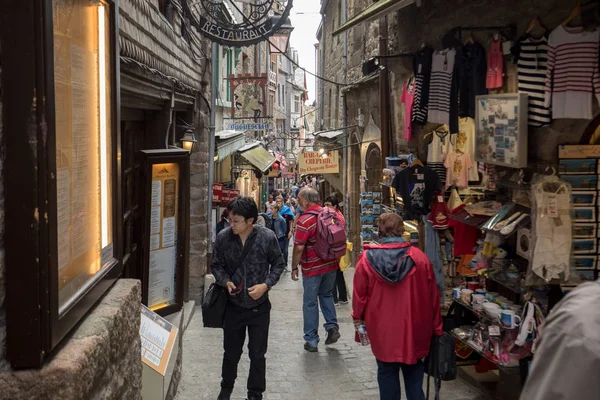 Mont Saint Michel Frankrijk September 2018 Een Menigte Toeristen Grand — Stockfoto