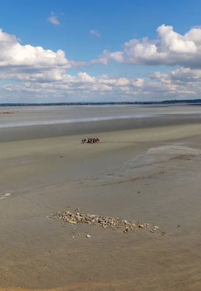 Group Hikers Bay Low Tide Hike Bay Knowledgeable Guide Mont — Stock Photo, Image