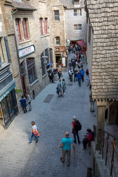 Mont Saint Michel Francia Septiembre 2018 Una Multitud Turistas Grand —  Fotos de Stock