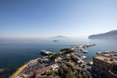 Sorrento, İtalya - 13 Haziran 2017: Görünümü üzerinde Marina ve Napoli Körfezindeki, Sorrento, Napoliten Riviera, İtalya