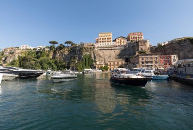 Sorrento, İtalya - 13 Haziran 2017: Marina View ve Sorrento kayalıklarla otel bulundu. Napoli Körfezi, Campania, İtalya