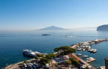 Sorrento, İtalya - 13 Haziran 2017: Görünümü üzerinde Marina ve Napoli Körfezindeki, Sorrento, Napoliten Riviera, İtalya