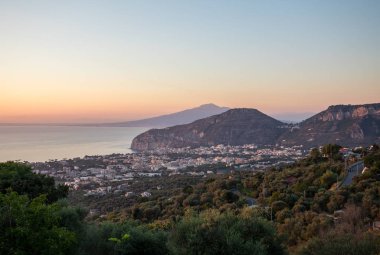 Napoli Körfezi ve Vesuvius romantik günbatımı. Sorrento. İtalya