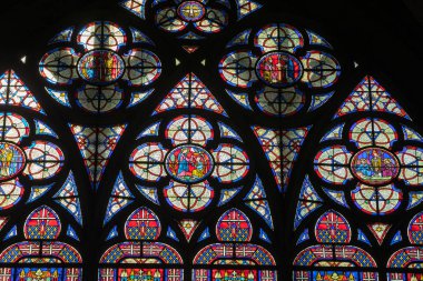 Troyes, Fransa - 31 Ağustos 2018: Renkli vitray pencereler içinde Basilique Saint-Urbain, Troyes, Frangı 13. yüzyıl Gotik Kilisesi