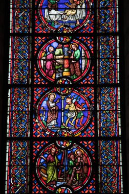 Troyes, Fransa - 31 Ağustos 2018: Troyes Katedrali 'nde Saint Peter ve Saint Paul' e adanmış renkli vitray pencereler. Franc