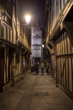 Troyes, Fransa - 31 Ağustos 2018: Gece eski kasabanın manzarası. Troyes - Champagne bölgesindeki Aube departmanının başkenti. Fransa. Birçok yarı keresteli ev (çoğunlukla 16. yüzyıla ait) eski kasabada hayatta kalmaktadır.