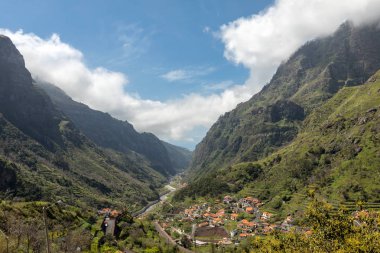 Madeira Adası 'ndaki Boca da Encumeada geçidine bakın. Portekiz