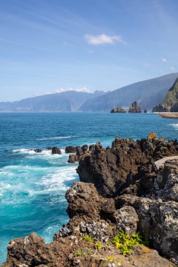 Madeira Adası, Porto Moniz 'deki sahil şeridi. Portekiz