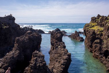 Porto Moniz, Madeira, Portekiz - 18 Nisan 2018: Madeira Adası 'ndaki Porto Moniz' in doğal kaya havuzu. Portekiz. Atlantik Okyanusu 'ndan gelen suyla umumi bir banyo..
