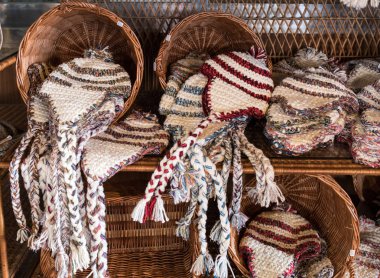 Funchal, Madeira, Portekiz - 19 Nisan 2018: Funchal'da bir sokak tezgahında Madeira'dan geleneksel şapkalar. Madeira. Portekiz