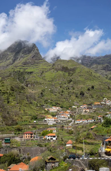 Madeira Adası 'ndaki Boca da Encumeada geçidine bakın. Portekiz