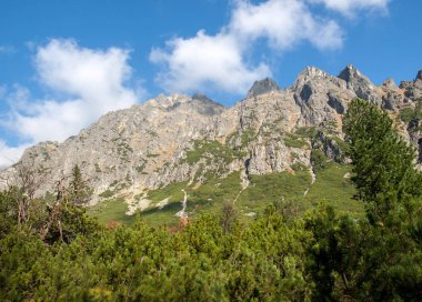 Vysoke Tatry 'deki Büyük Soğuk Vadi (High Tatras), Slovakya. Büyük Soğuk Vadi 7 km uzunluğundadır ve turistler için çok çekicidir.