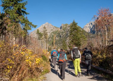 Vysoke Tatry, Slovakya - 11 Ekim 2018: Beş Spis Gölü Vadisi'nde yürüyüşçüler. High Tatra Dağları, Slovakya.