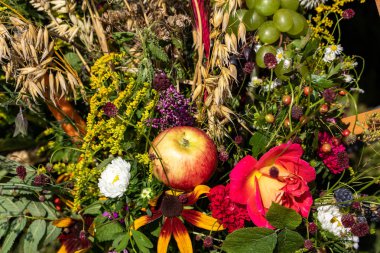 Yaz sembolü olan çiçek, otlar ve meyvelerin Çiçekbuketi