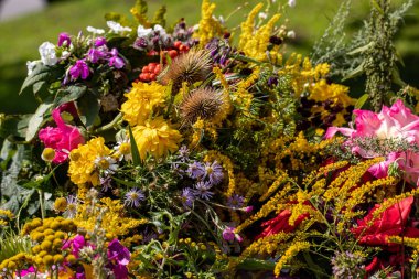 Yaz sembolü olan çiçek, otlar ve meyvelerin Çiçekbuketi