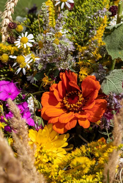 Blumenstrauß Aus Blumen Kräutern Und Früchten Die Das Symbol Des — Stockfoto
