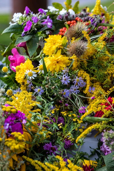 Blumenstrauß Aus Blumen Kräutern Und Früchten Die Das Symbol Des — Stockfoto