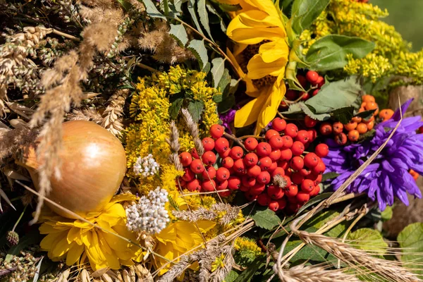 Bouquet Fleuriste Fleurs Herbes Fruits Qui Sont Symbole Été — Photo