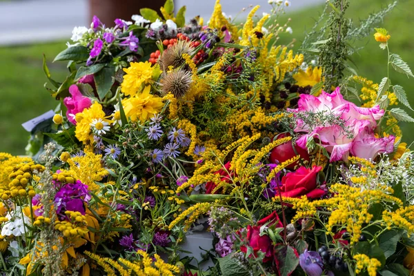 Florystyczny Bukiet Kwiatów Ziół Owoców Które Symbolem Lata — Zdjęcie stockowe