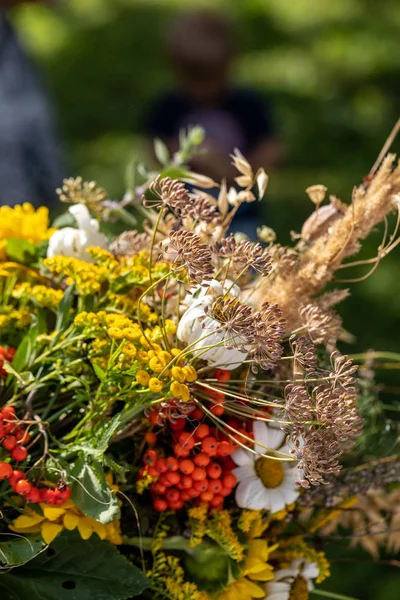 Florystyczny Bukiet Kwiatów Ziół Owoców Które Symbolem Lata — Zdjęcie stockowe