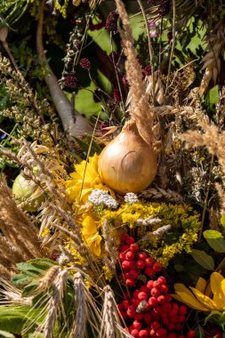 Yaz sembolü olan çiçek, otlar ve meyvelerin Çiçekbuketi