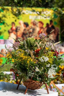 Yaz sembolü olan çiçek, otlar ve meyvelerin Çiçekbuketi