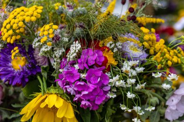 Yaz sembolü olan çiçek, otlar ve meyvelerin Çiçekbuketi