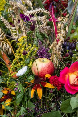 Yaz sembolü olan çiçek, otlar ve meyvelerin Çiçekbuketi