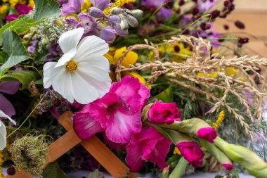 Yaz sembolü olan çiçek, otlar ve meyvelerin Çiçekbuketi