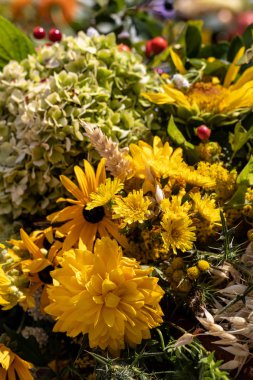 Yaz sembolü olan çiçek, otlar ve meyvelerin Çiçekbuketi