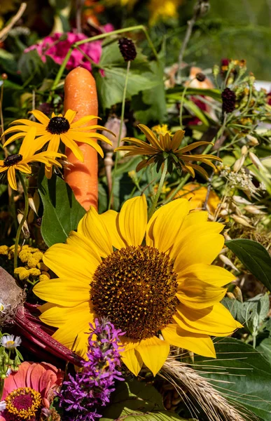 Blumenstrauß Aus Blumen Kräutern Und Früchten Die Das Symbol Des — Stockfoto