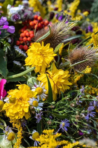 Florystyczny Bukiet Kwiatów Ziół Owoców Które Symbolem Lata — Zdjęcie stockowe