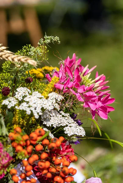 Floristisk Bukett Blommor Örter Och Frukter Som Symbol För Sommaren — Stockfoto