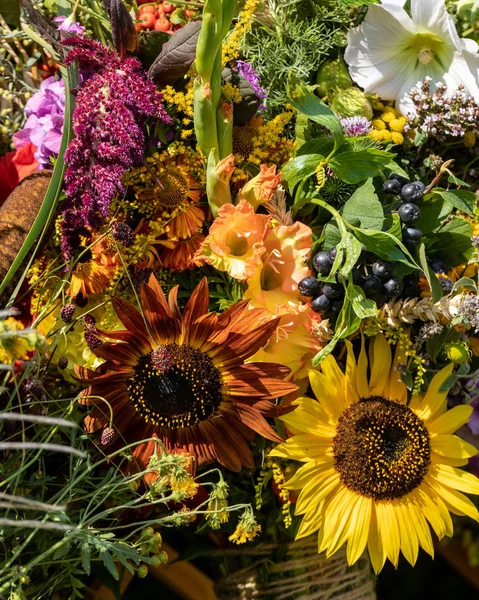 Bouquet Fleuriste Fleurs Herbes Fruits Qui Sont Symbole Été — Photo